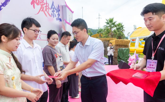 网络中国节·七夕 | 仁心赴七夕·和爱赴余生 仁和区举办文明婚俗集体颁证仪式-会东网